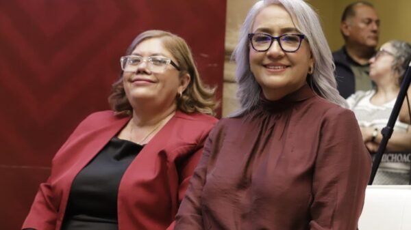 Diputada Emma Rivera Camacho hablando frente al podio en el Congreso del Estado de Michoacán durante la presentación del Segundo Informe Legislativo