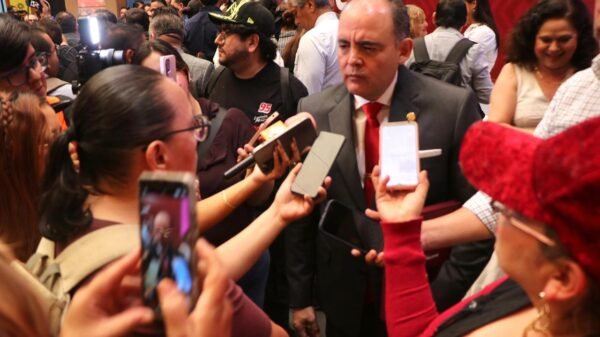 Diputado Baltazar Gaona García hablando frente a micrófonos en un evento institucional en Morelia, Michoacán, el 4 de septiembre de 2026
