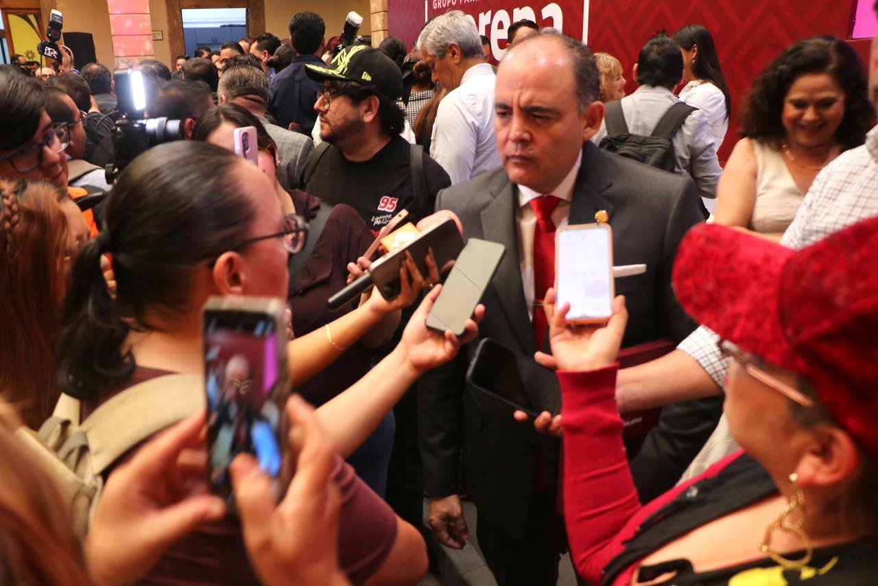 Diputado Baltazar Gaona García hablando frente a micrófonos en un evento institucional en Morelia, Michoacán, el 4 de septiembre de 2026