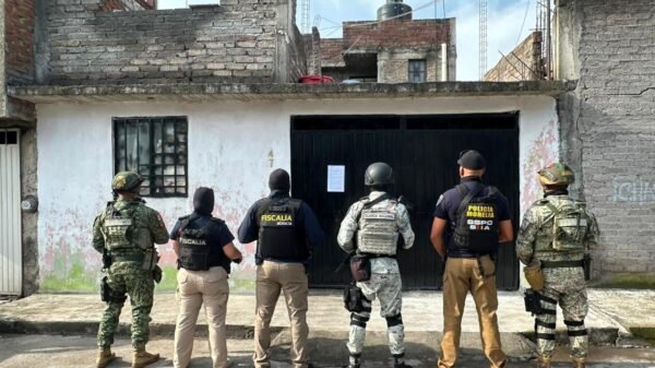 Fiscalía General del Estado de Michoacán realizando cateo en vivienda de la colonia Primo Tapia Oriente, Morelia, con evidencia de droga y objetos asegurados