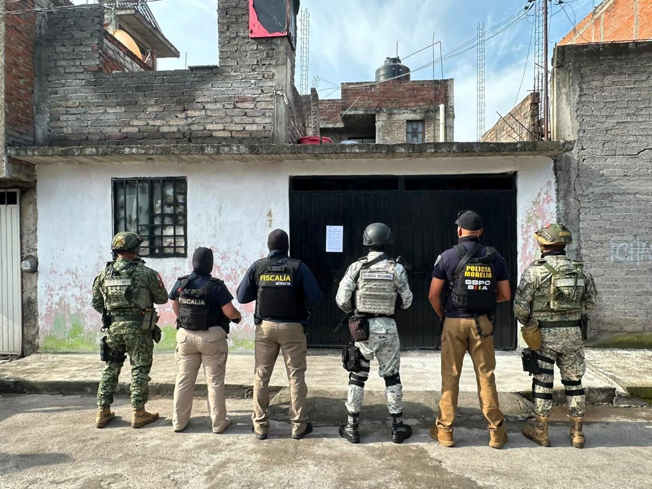Fiscalía General del Estado de Michoacán realizando cateo en vivienda de la colonia Primo Tapia Oriente, Morelia, con evidencia de droga y objetos asegurados