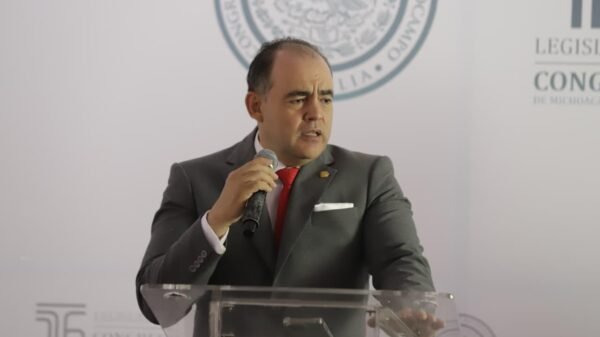 Diputado Baltazar Gaona García hablando en tribuna ciudadana sobre la reforma electoral avalada por la SCJN en Morelia