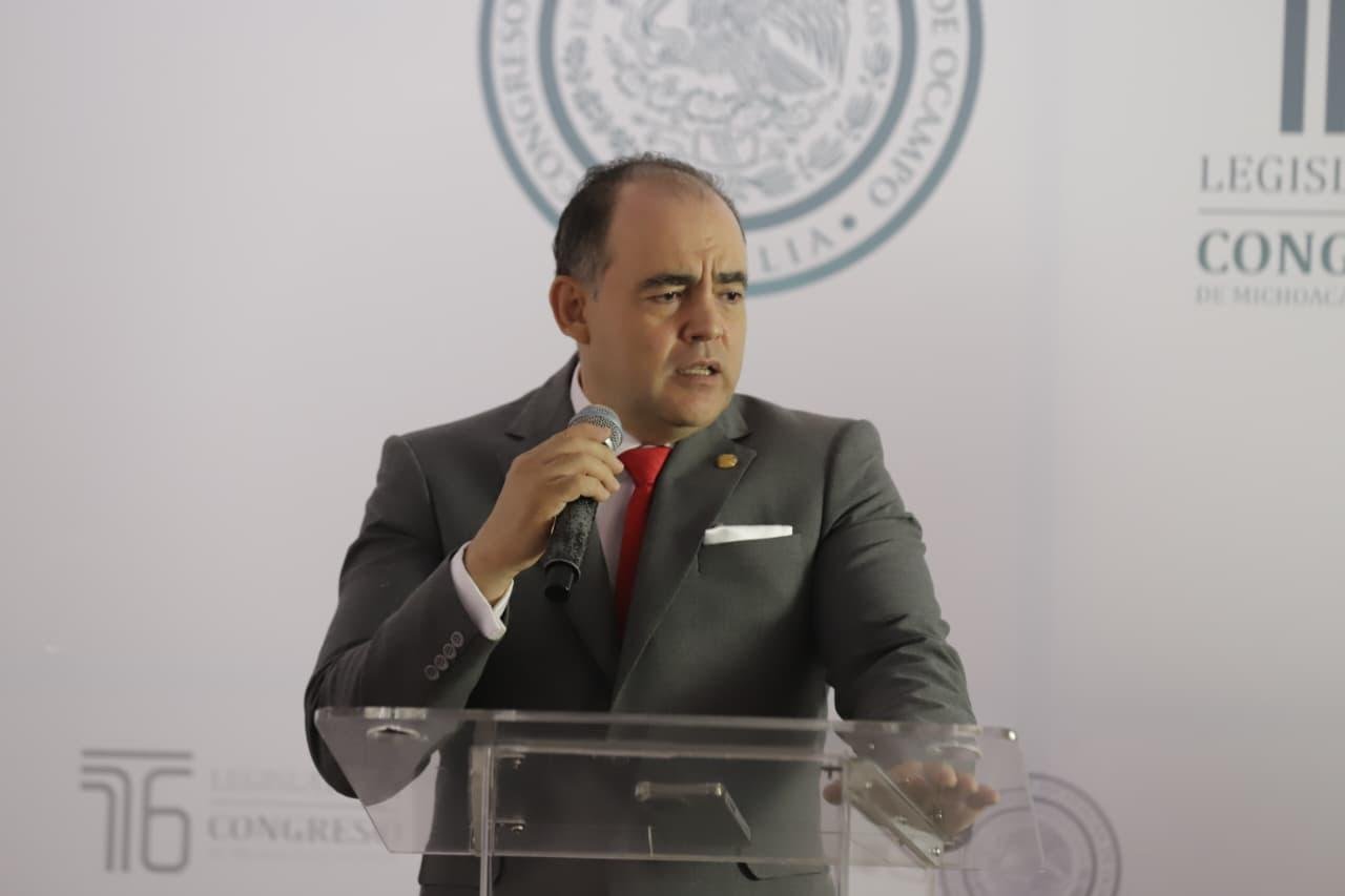 Diputado Baltazar Gaona García hablando en tribuna ciudadana sobre la reforma electoral avalada por la SCJN en Morelia