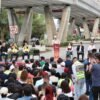 Vista aérea del nuevo bajopuente del paso superior ferroviario Independencia en la zona sur de Morelia, con carriles vehiculares y áreas verdes equipadas.