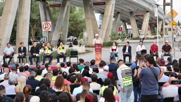 Vista aérea del nuevo bajopuente del paso superior ferroviario Independencia en la zona sur de Morelia, con carriles vehiculares y áreas verdes equipadas.