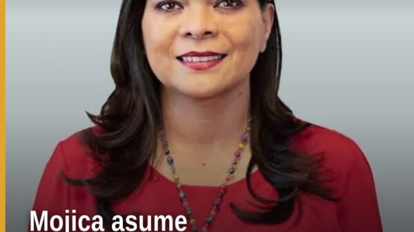 Beatriz Mojica coordinación Guerrero: la senadora con licencia Beatriz Mojica Morga frente a una bandera de Morena en evento