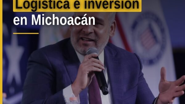 Foto oficial del gobernador Alfredo Ramírez Bedolla hablando en un foro sobre logística e inversión en Michoacán