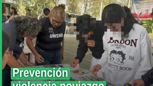 Personal de la FGE Michoacán interactuando con jóvenes durante actividad de prevención violencia noviazgo en la Preparatoria
