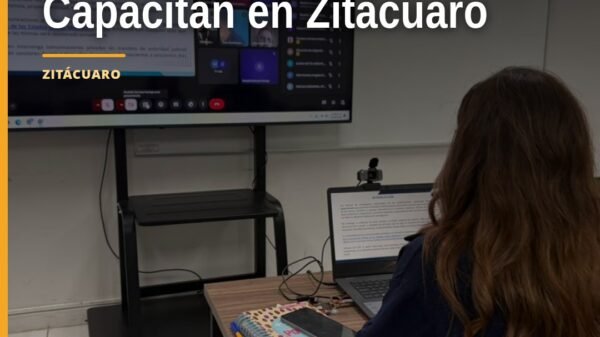 Grupo de 86 servidores públicos participando en una sesión práctica de técnicas de investigación en Zitácuaro, Michoacán