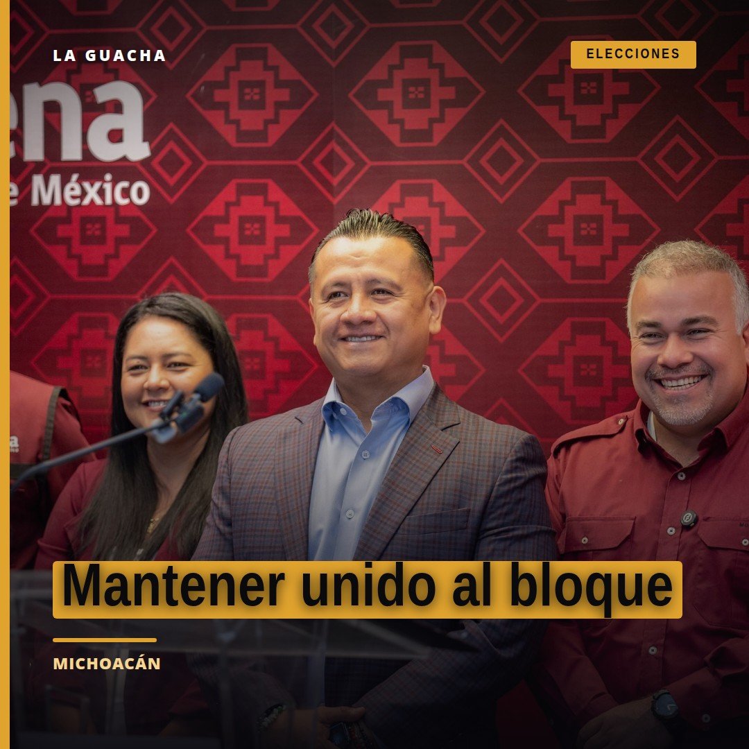 Carlos Torres Piña hablando ante micrófonos en un evento público en Michoacán, con banderas de Morena y PT visibles