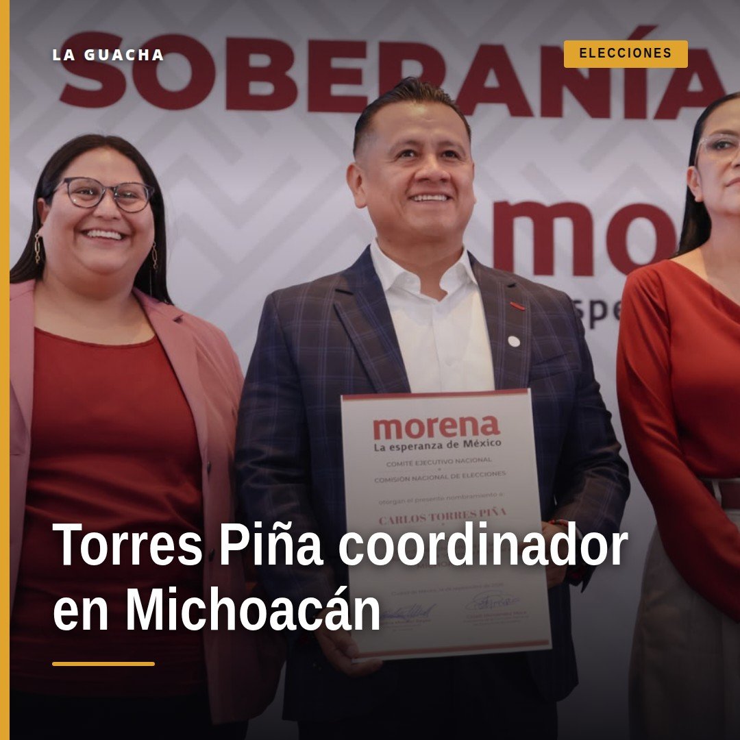 Carlos Torres Piña michoacán hablando ante militantes en un acto oficial en Michoacán, con bandera de México y logo de