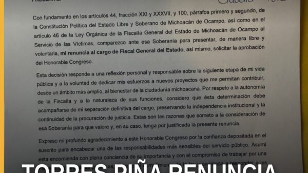 Carlos Torres Piña renuncia: retrato formal frente a la sede del Congreso del Estado en Morelia, Michoacán