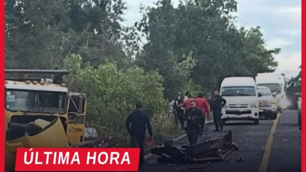 Escena del choque carapan-uruapan en Paracho, con vehículos dañados y presencia de autoridades en la carretera