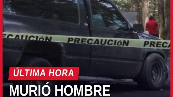 Vista parcial de dos vehículos impactados de frente en la carretera La Marquesa-Tenango, zona de Valle del Potrero, tras