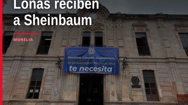 Lonas con la frase 'umsnh te necesita' instaladas en fachadas de sedes nicolaitas de Morelia, incluyendo el Colegio de San