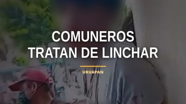 comuneros tratan linchar: dos hombres amarrados a un poste en la plaza de San Lorenzo, Uruapan, rodeados por personas y