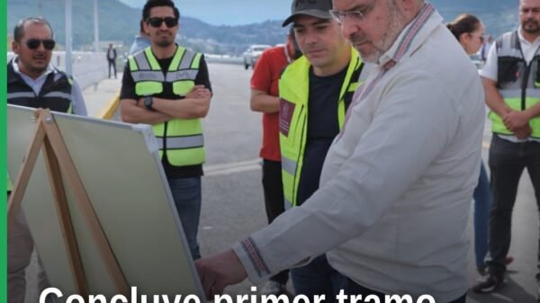 Vista aérea del primer tramo del segundo anillo periférico en construcción, con carpeta asfáltica aplicada y señalización