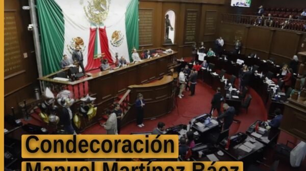 Condecoración Manuel Martínez Báez: logo o placa simbólica junto a sede del Congreso del Estado en Morelia, Michoacán
