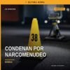 Ilustración simbólica de balanza de justicia y pastillas blancas sobre fondo azul, representando narcomenudeo metanfetamina