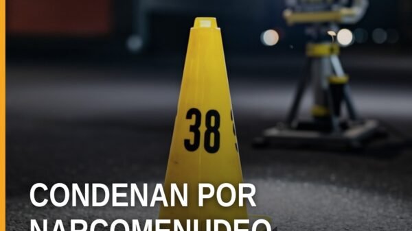 Ilustración simbólica de balanza de justicia y pastillas blancas sobre fondo azul, representando narcomenudeo metanfetamina