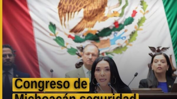 Adriana Campos Huirache hablando ante el Pleno del Congreso de Michoacán en Morelia, exigiendo seguridad como prioridad en