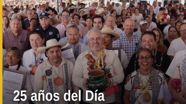 Gobernador Alfredo Ramírez Bedolla en evento conmemorativo del día del artesano michoacano, entregando galardones a