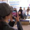 Estudiantes y docentes de la UMSNH recibiendo chips D4TA Datos Gratis en un módulo de registro dentro del Ceconexpo de