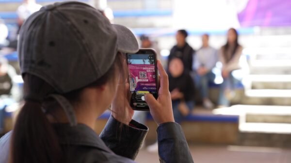 Estudiantes y docentes de la UMSNH recibiendo chips D4TA Datos Gratis en un módulo de registro dentro del Ceconexpo de