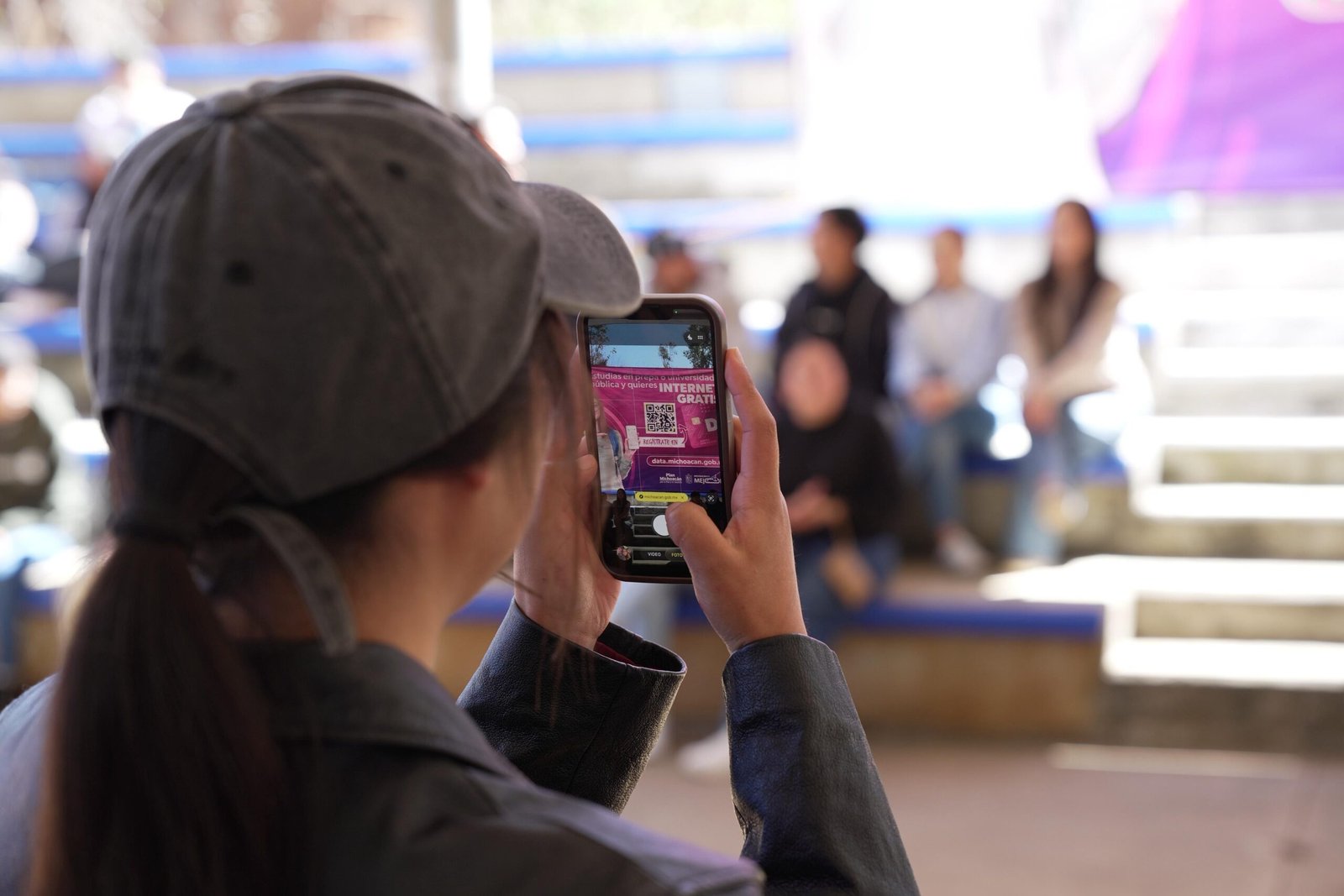 Estudiantes y docentes de la UMSNH recibiendo chips D4TA Datos Gratis en un módulo de registro dentro del Ceconexpo de
