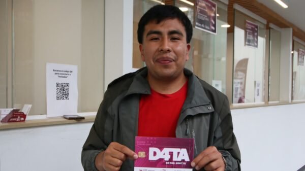 Personas haciendo fila en el Centro de Convenciones de Morelia para recibir su chip D4TA Datos Gratis