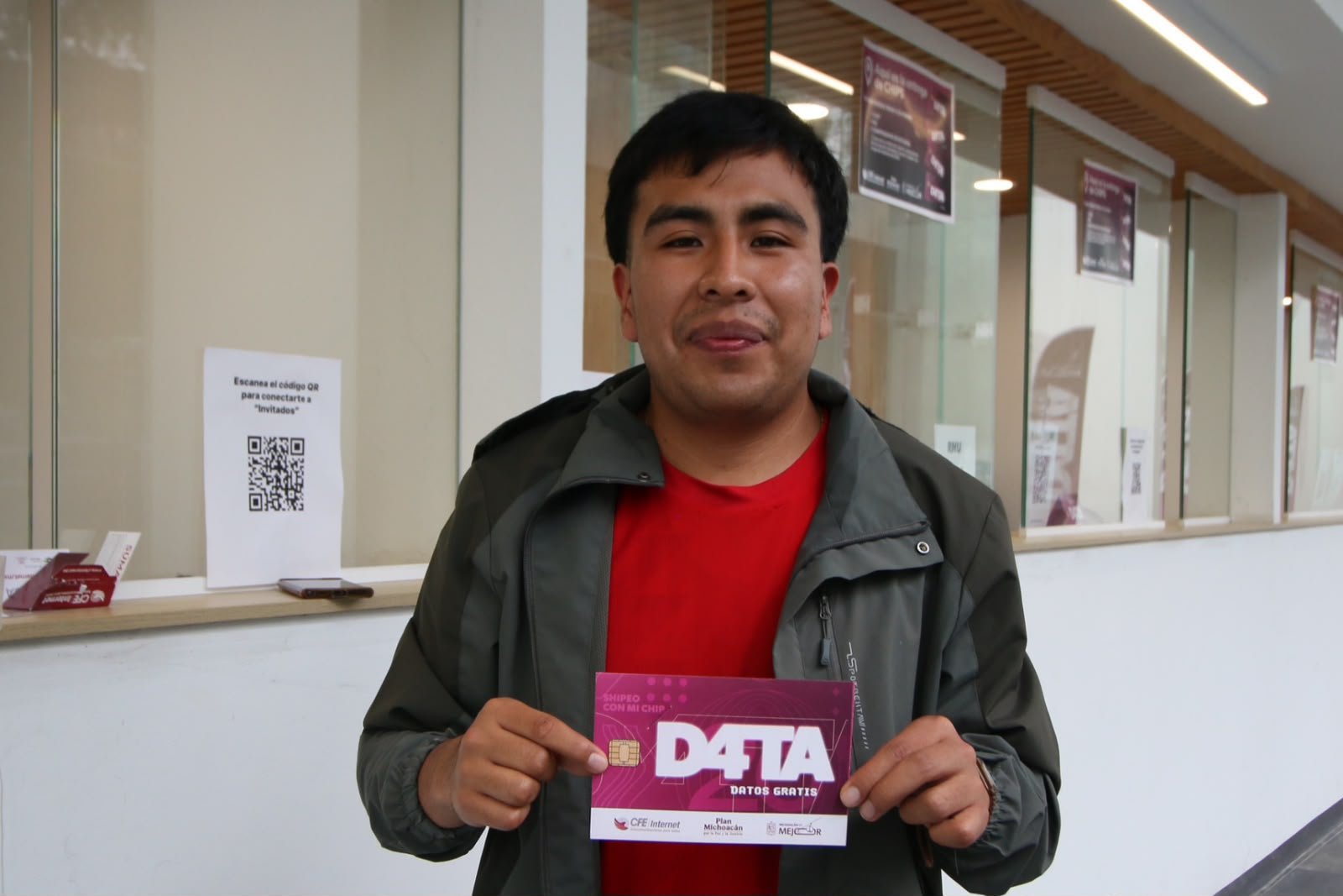 Personas haciendo fila en el Centro de Convenciones de Morelia para recibir su chip D4TA Datos Gratis
