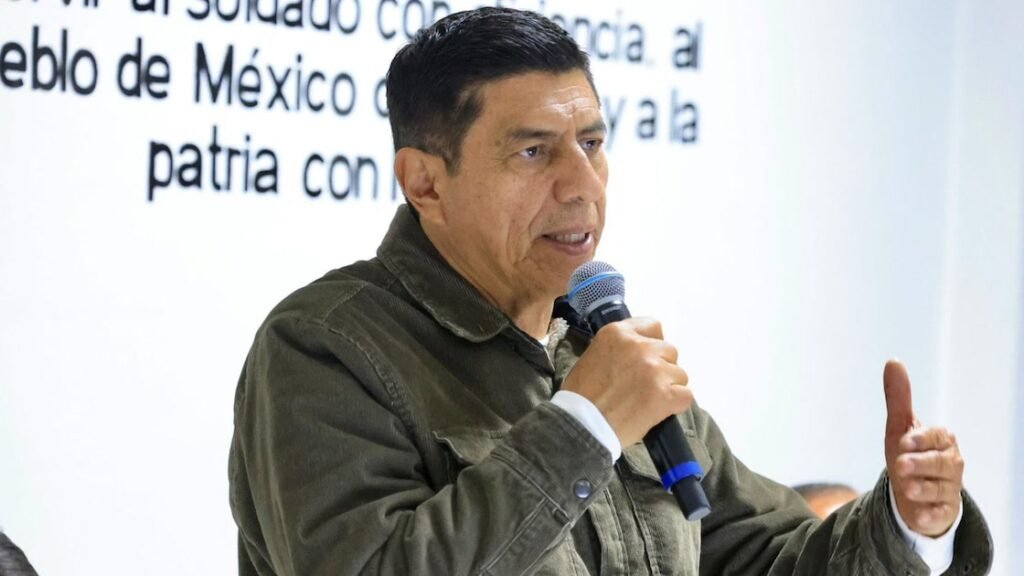 desaparición ayuntamiento juchitán: edificio municipal con bandera estatal y símbolos de autoridad