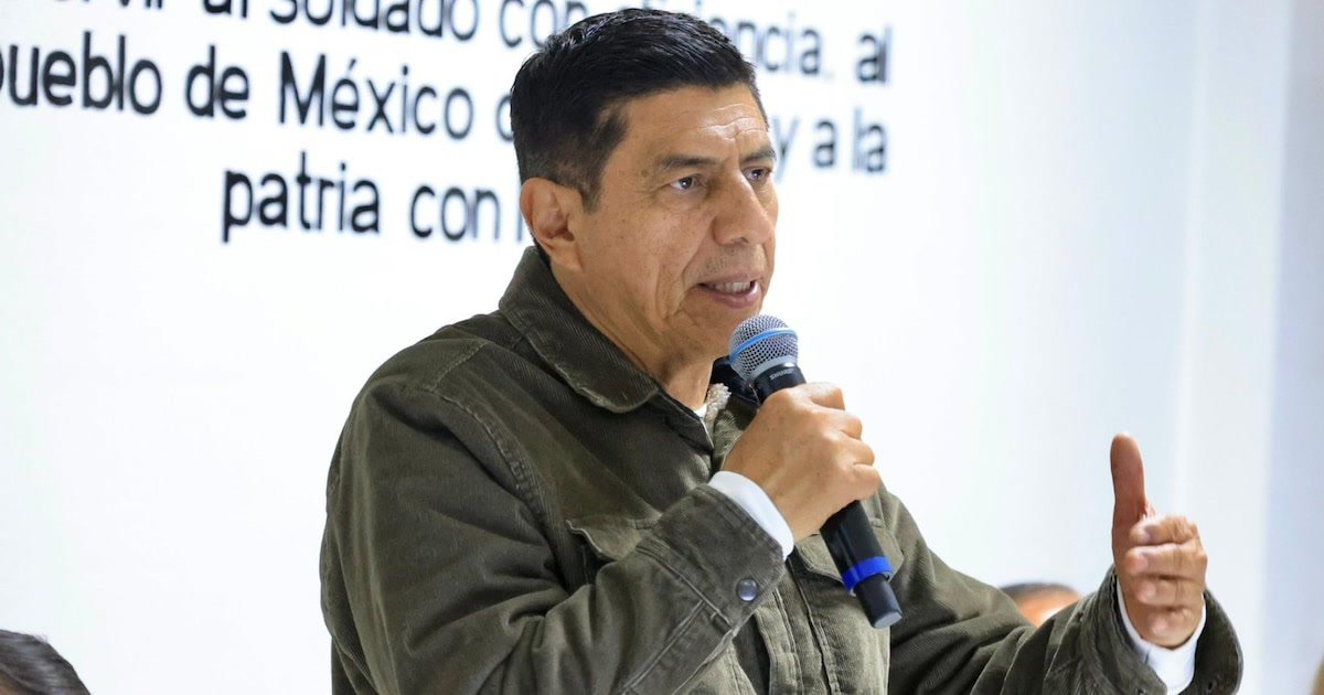 desaparición ayuntamiento juchitán: edificio municipal con bandera estatal y símbolos de autoridad