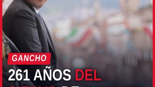 desfile morelos morelia: contingentes marchando por avenida Madero con banderas, caballos, militares y público familiar en