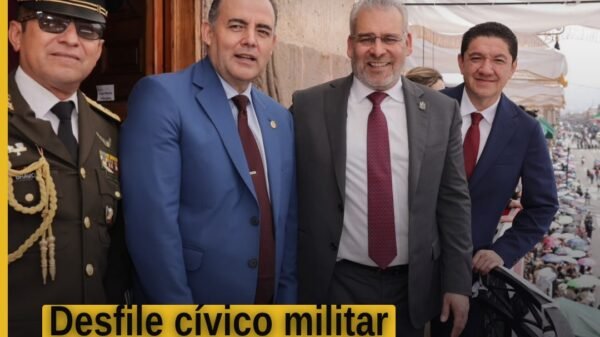 Desfile cívico militar en el Centro Histórico con contingentes militares, escolares, de Protección Civil y charrería, bajo