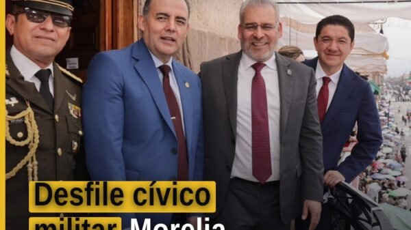 Desfile cívico militar en el Centro Histórico de Morelia con tropas, banderas, caballos y multitud de familias observando
