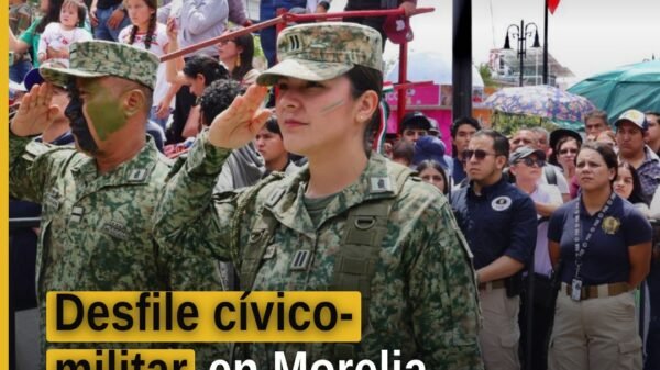 Desfile cívico-militar en marcha por la avenida Madero, Centro Histórico de Morelia, con participantes en uniforme y