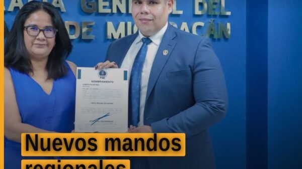 Imagen representativa de tres personas recibiendo nombramientos oficiales en un acto institucional de la Fiscalía General