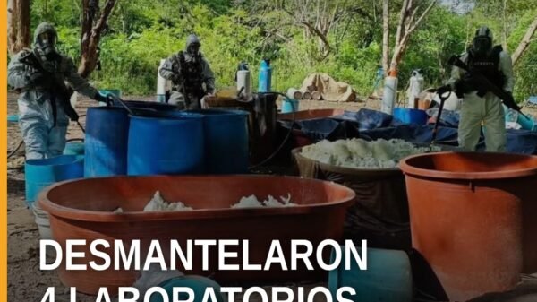 Desmantelamiento laboratorios clandestinos: equipo antimexicano inspeccionando instalaciones destruidas con reactores y