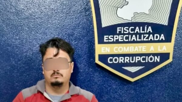 Imagen ilustrativa de una persona siendo escoltada por funcionarios de la Fiscalía Anticorrupción y autoridades de Colima