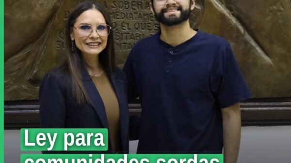 Diputada Nalleli Pedraza Huerta hablando en tribuna del Congreso del Estado de Michoacán en Morelia, presentando la ley para