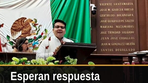 Diputado Toño Carreño hablando ante micrófonos en Morelia sobre el presupuesto electoral 2027