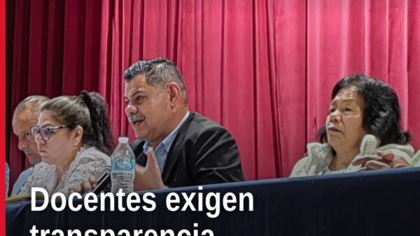 Docentes reunidos en Morelia exigiendo transparencia en nuevo ente educativo tras consulta del 26 al 28 de agosto