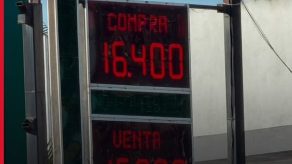 Tablero de tipos de cambio del peso mexicano frente al dólar estadounidense en Ciudad de México, 4 de marzo de 2025 — dólar