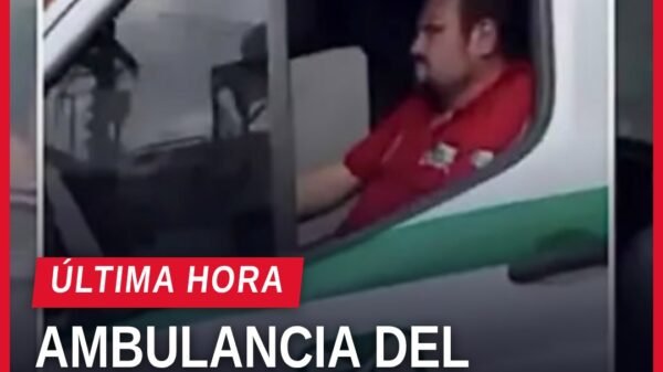 Fotografía simulada de una ambulancia del IMSS con daños frontales estacionada en banqueta de colonia Nueva Santa María