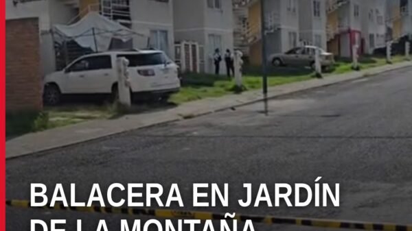 Escena policial en la calle De la Montaña, Jardín de la Montaña, Morelia, tras enfrentamiento armado con vehículos dañados y