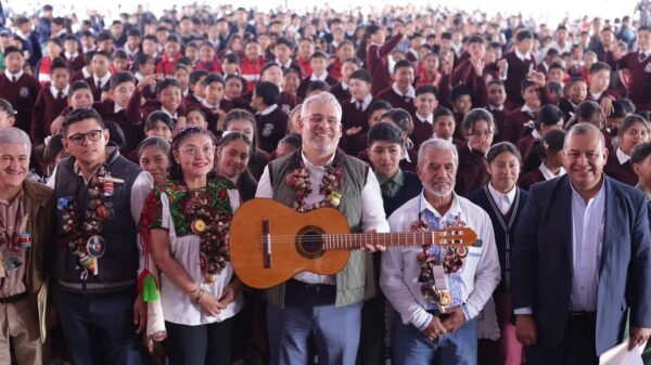 Gobernador Alfredo Ramírez Bedolla entrega guitarras de Paracho a estudiantes y artesanos en evento en Paracho, Michoacán, 8