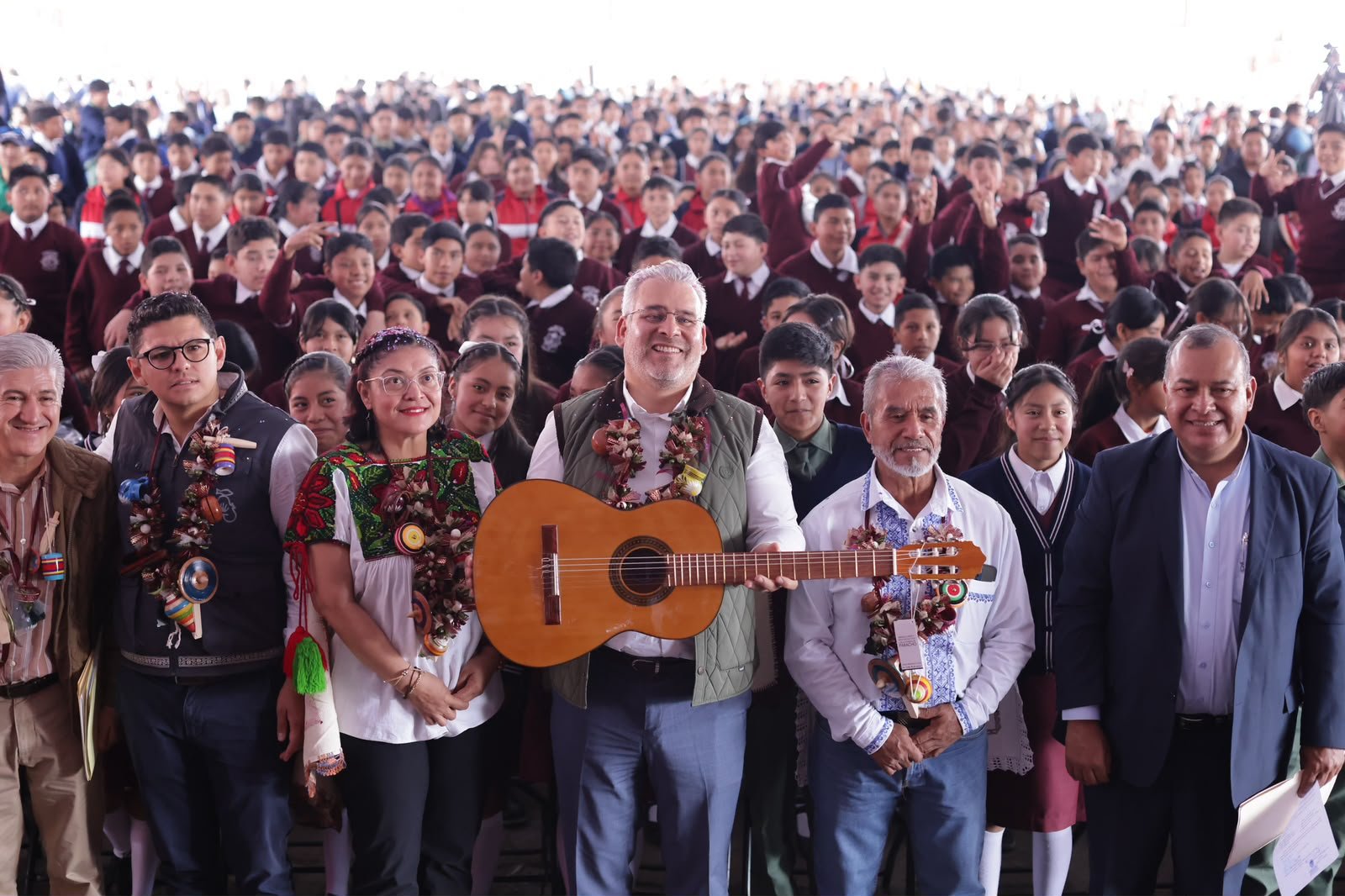 Gobernador Alfredo Ramírez Bedolla entrega guitarras de Paracho a estudiantes y artesanos en evento en Paracho, Michoacán, 8