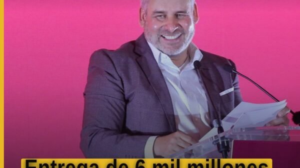 Alfredo Ramírez Bedolla en el escenario durante su 5.° Informe de Gobierno en Uruapan, anunciando la entrega de 6 mil