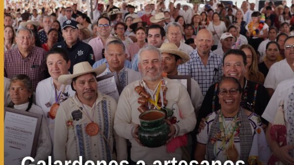 Gobernador Alfredo Ramírez Bedolla entrega galardones a artesanos michoacanos en evento oficial en Morelia